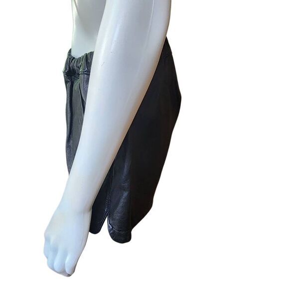 Mackage Collection Ibbie Black Leather Shorts (4) - Picture 6 of 8